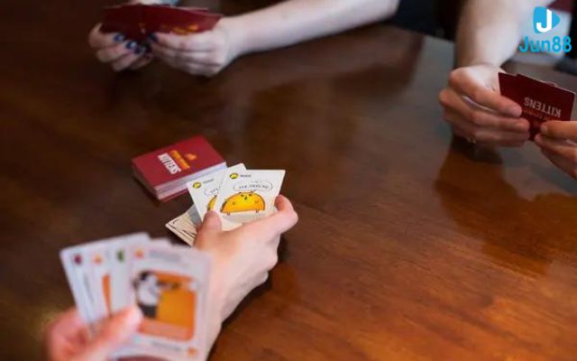 Không tỏ ra khó chịu khi chơi thua tại board game mèo nổ