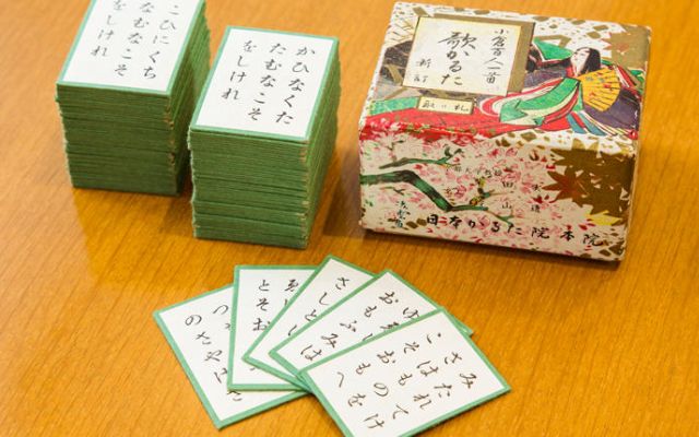 Karuta là một trò chơi thẻ bài truyền thống của Nhật Bản